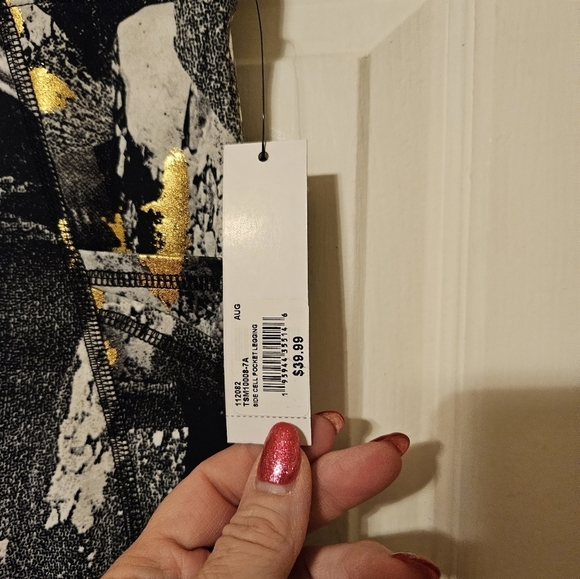 #197 TAHARI SPORT- Double Cell Pocket leggings Black Marble w/Gold. Varies Sizes - Picture 9 of 9